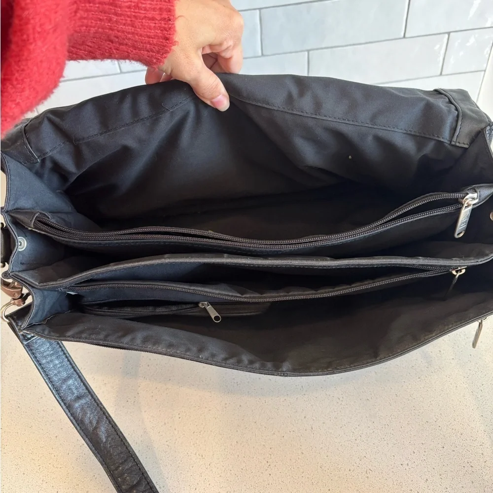LE TANNEUR Briefcase Business Shoulder Bag Handbag Leather Black Lock EUC